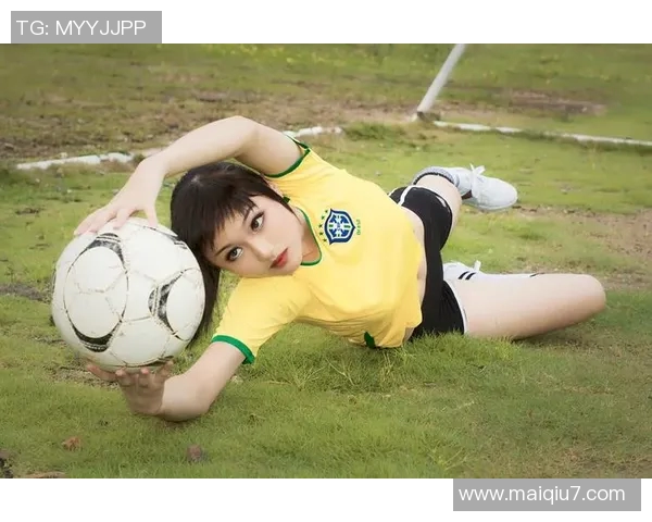 足球宝贝图展现青春活力与魅力,感受足球场上的激情与风采 足球宝贝图展现青春活力与魅力,感受足球场上的激情与风采